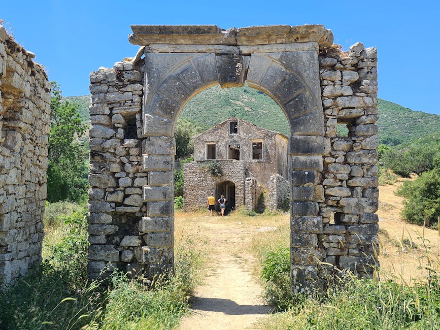 Arco in pietra sopra un vicolo del borgo