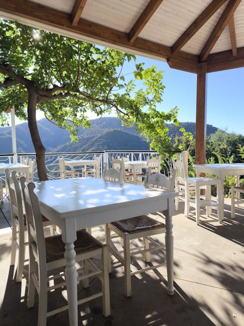 Taverna tradizionale all'aperto con tavolo in pietra e vista di montagna