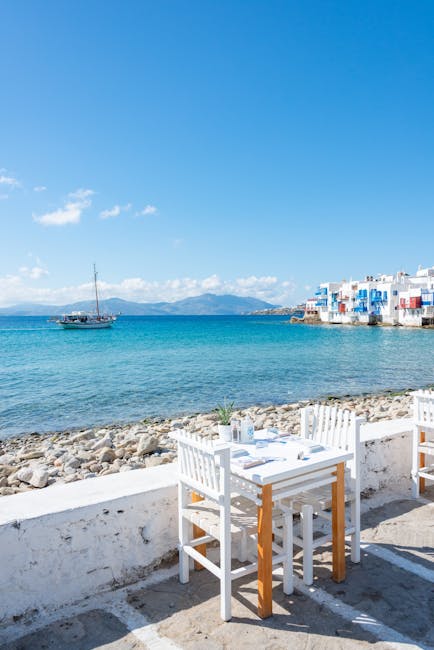 terrasse de restaurant au bord de l'eau, maisons blanches de Mykonos