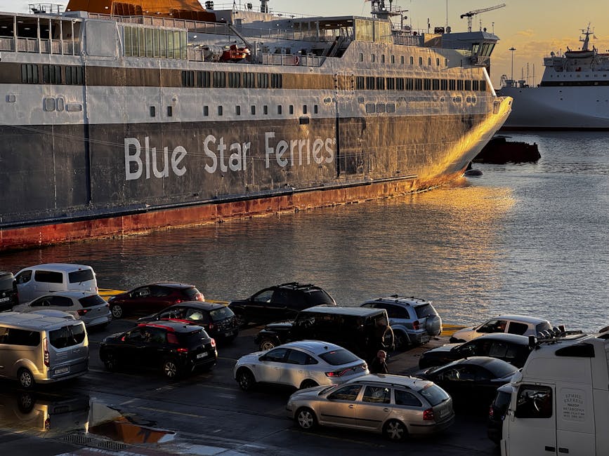 Ferry Blue Star Ferries et voitures prêtes à embarquer au port de Mykonos