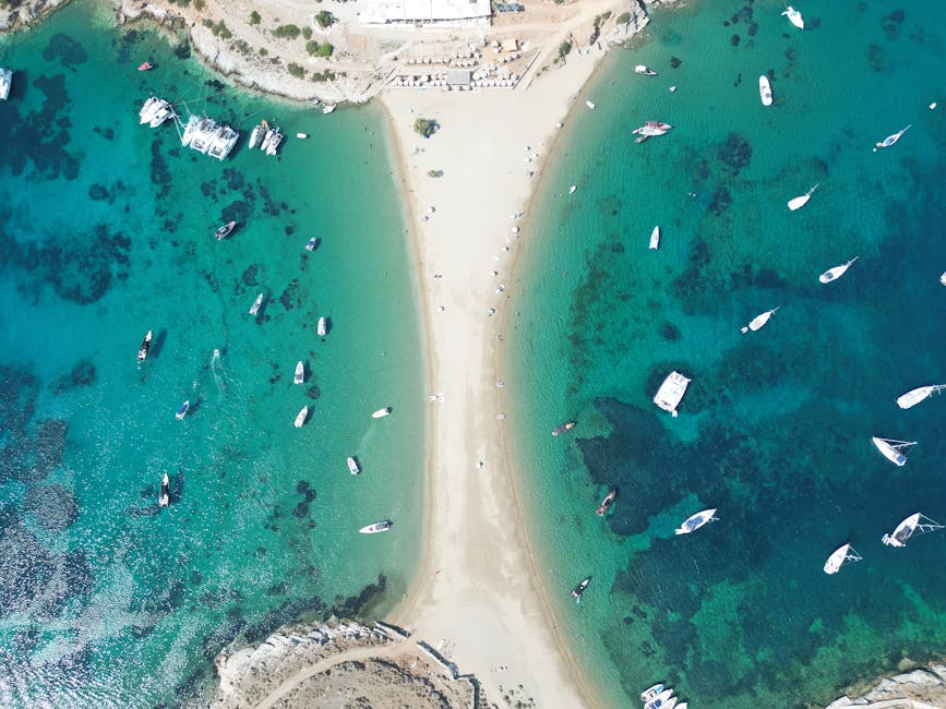 Banc de sable reliant deux plages à Mykonos, voiliers ancrés autour