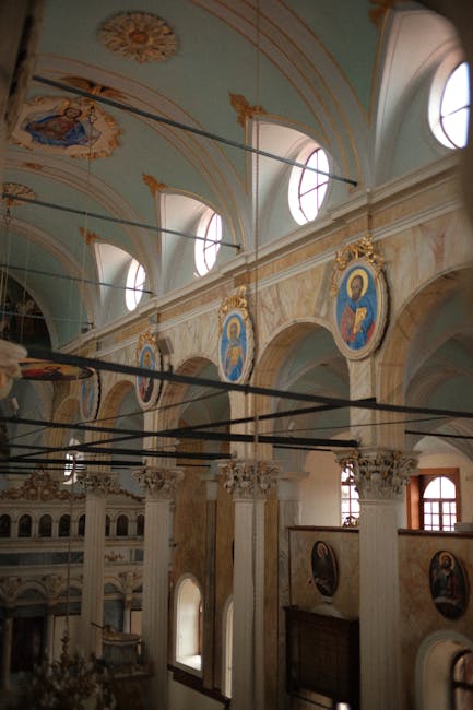 Intérieur d'une église orthodoxe avec voûtes bleues et icônes dorées à Mykonos