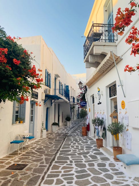 Ruelle pavée aux maisons blanches et balcons bleus à Mykonos