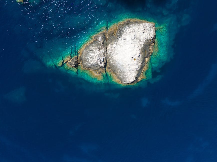 Îlot rocheux aux eaux turquoise au large de Mykonos