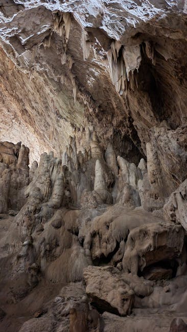 Tropfsteinhöhle auf Antiparos mit imposanten Stalagmiten und rauem Kalk