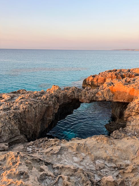 arc rocheux naturel au bord de l'eau turquoise, côte de Mykonos