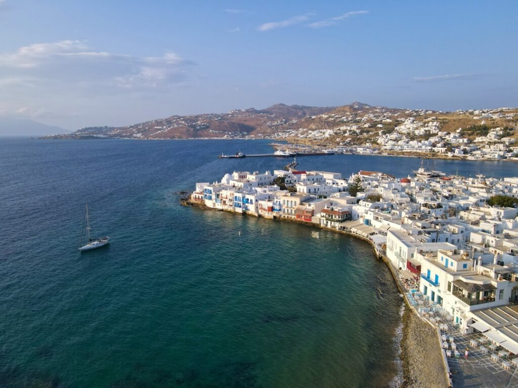 Vue aérienne du front de mer de Mykonos avec un voilier