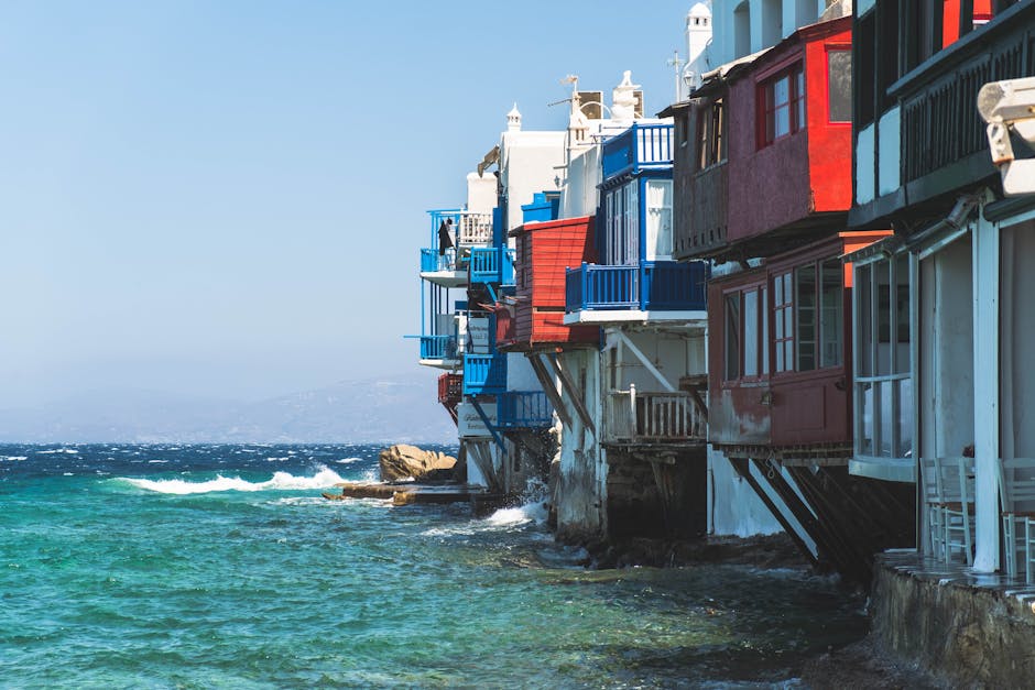 Kleurrijke huisjes boven water in Little Venice, Mykonos kustlijn