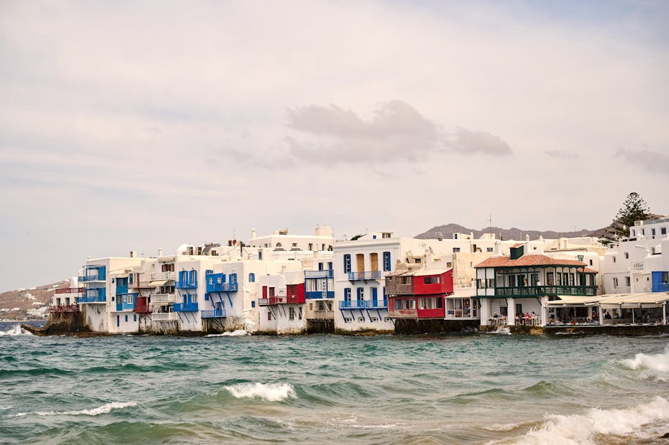 Witte gevels met kleurrijke balkons aan de kust van Mykonos