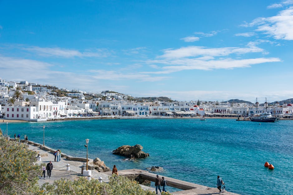 Panoramisch uitzicht over de baai en witte gebouwen van Mykonos stad