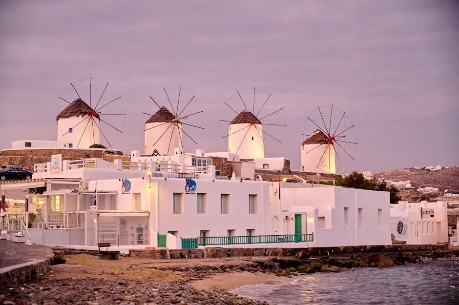 Witte huizen en traditionele windmolens van Mykonos bij zachte avondlucht