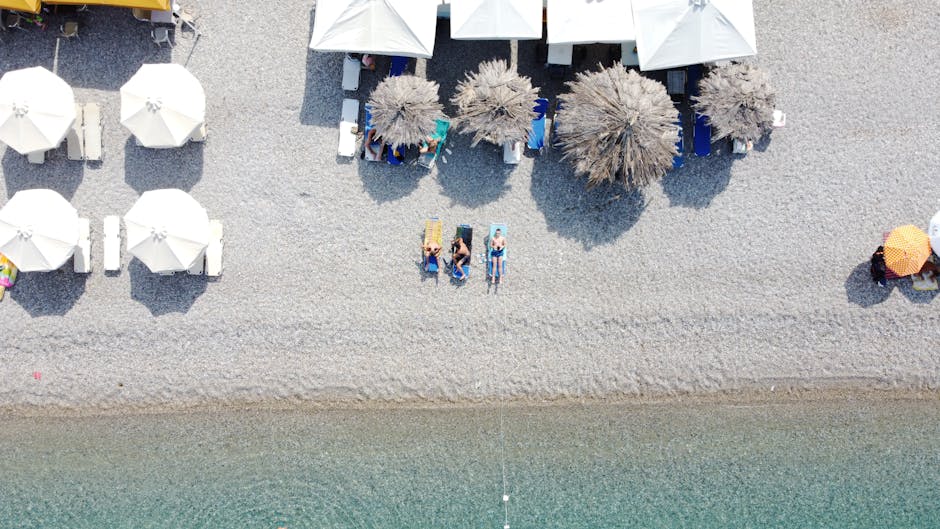 Plage de galets à Mykonos vue aérienne parasols et baigneurs