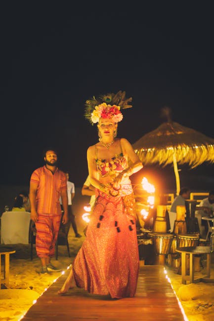Vuurdanseres met bloemenhoofdband op nachtstrand in Mykonos