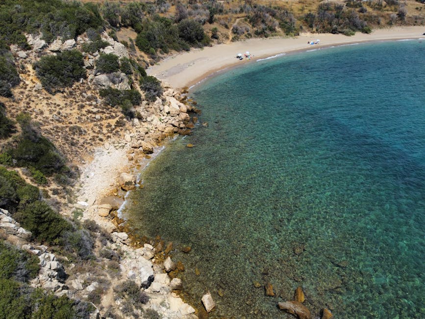 Luchtfoto van rotsachtige kust en helder water bij Mykonos
