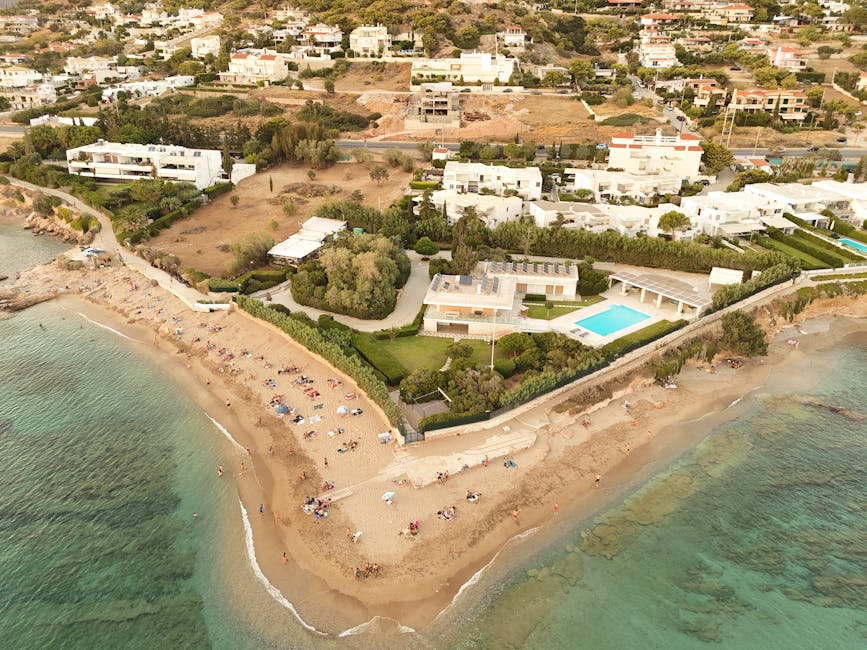 Luchtfoto van zandstrand en luxe villa's aan de kust van Mykonos