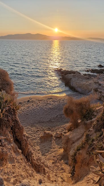 coucher de soleil sur crique sableuse avec reflet doré, Mykonos