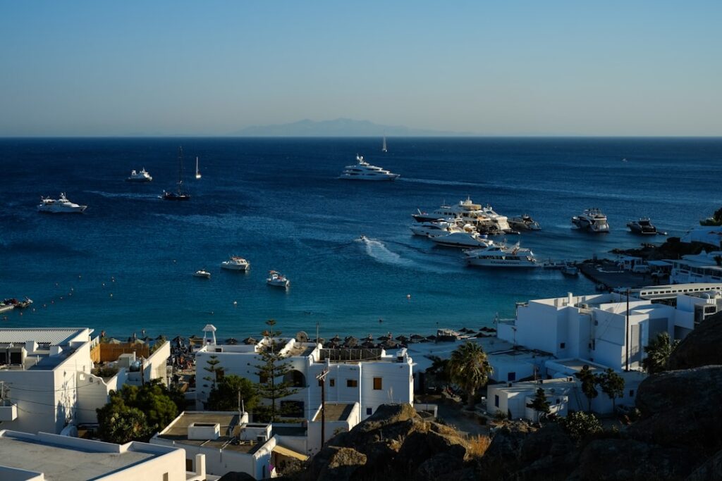 Uitzicht over baai met jachten en witte gebouwen in Mykonos