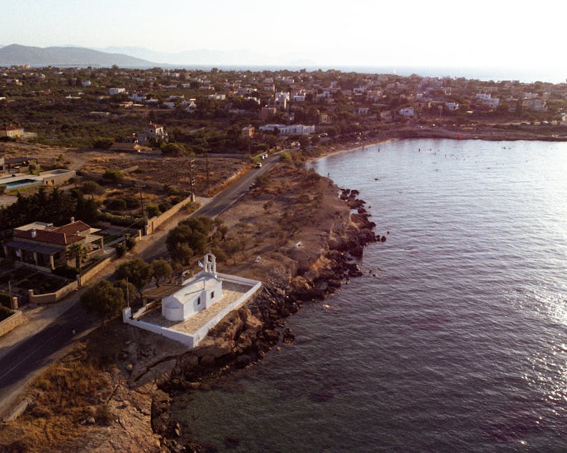 Petite chapelle blanche sur la côte rocheuse, vue aérienne près de Mykonos