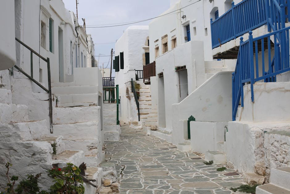 Ruelle pavée aux maisons blanchies à la chaux typique de Mykonos.