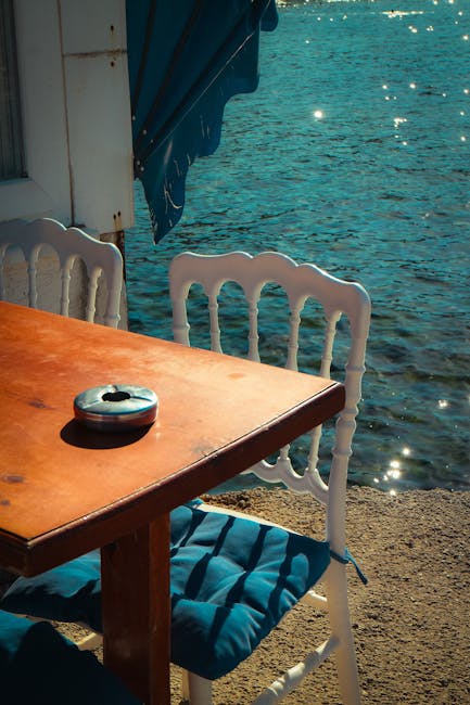 Table et chaises d'un café au bord de l'eau à Mykonos.