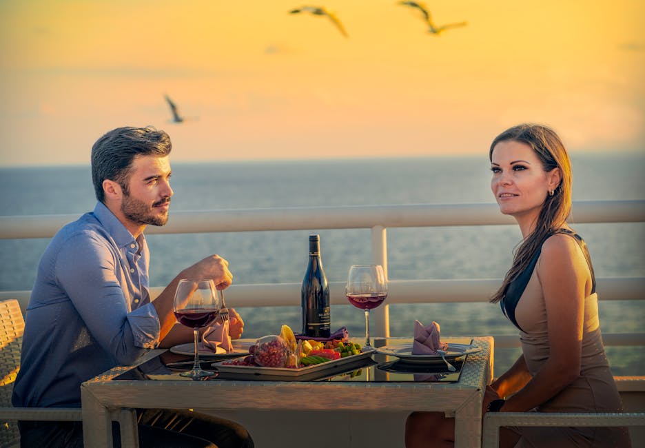 Koppel dineert op terras met wijn en zeezicht in Mykonos bij zonsondergang
