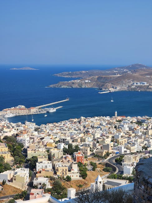 Vue panoramique des maisons blanches et du port de Mykonos.