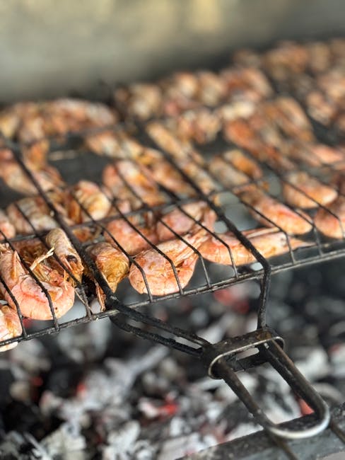 Crevettes grillées sur grille au-dessus de charbons ardents, Mykonos