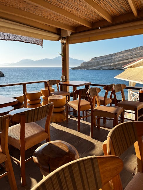 Terrasse en bois d'un restaurant avec vue sur la mer à Mykonos
