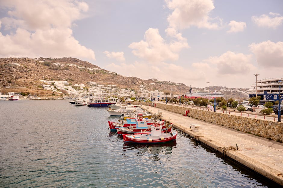 Petits bateaux de pêche colorés amarrés dans le port de Mykonos