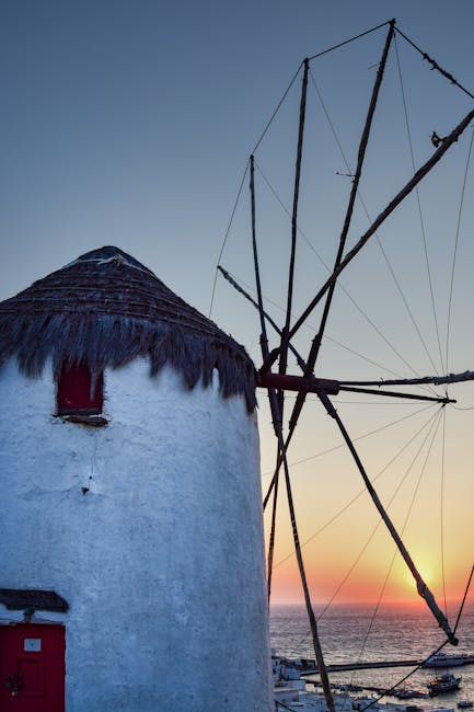 Moulin à vent blanc traditionnel de Mykonos silhouetté au coucher du soleil