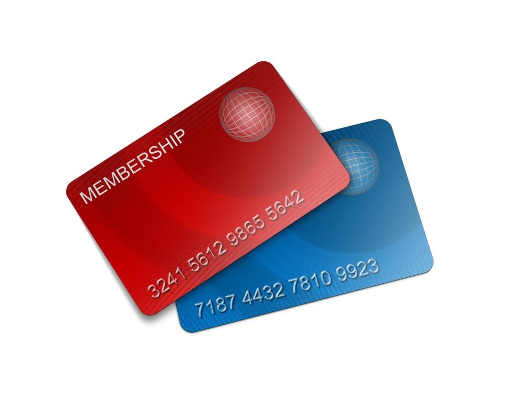 Twee plastic ledenkaarten, rood en blauw, op witte achtergrond