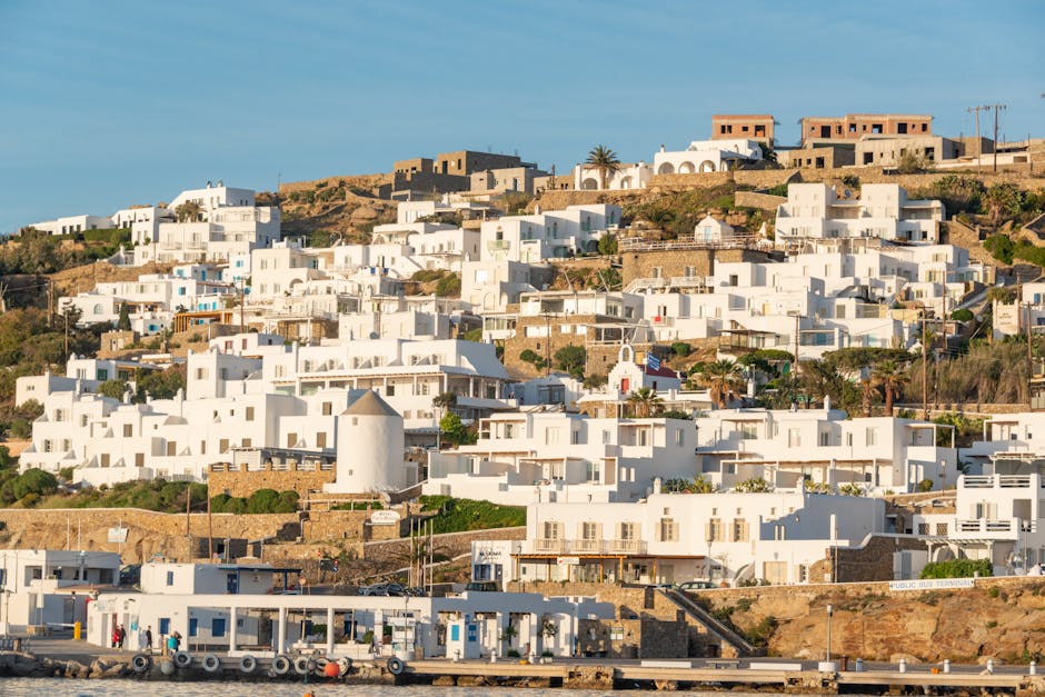 Colline de maisons blanches et moulin au bord du port de Mykonos
