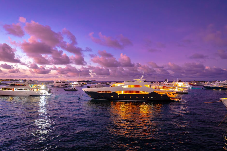 Groot jacht en meerdere boten in Mykonos baai bij schemering