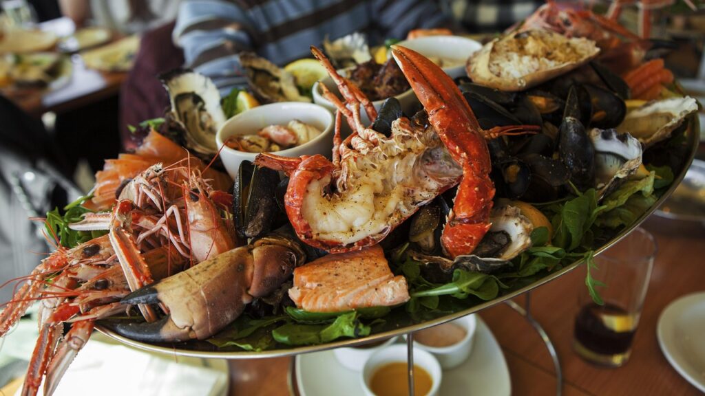Grand plateau de homard, moules et crevettes servi à Mykonos