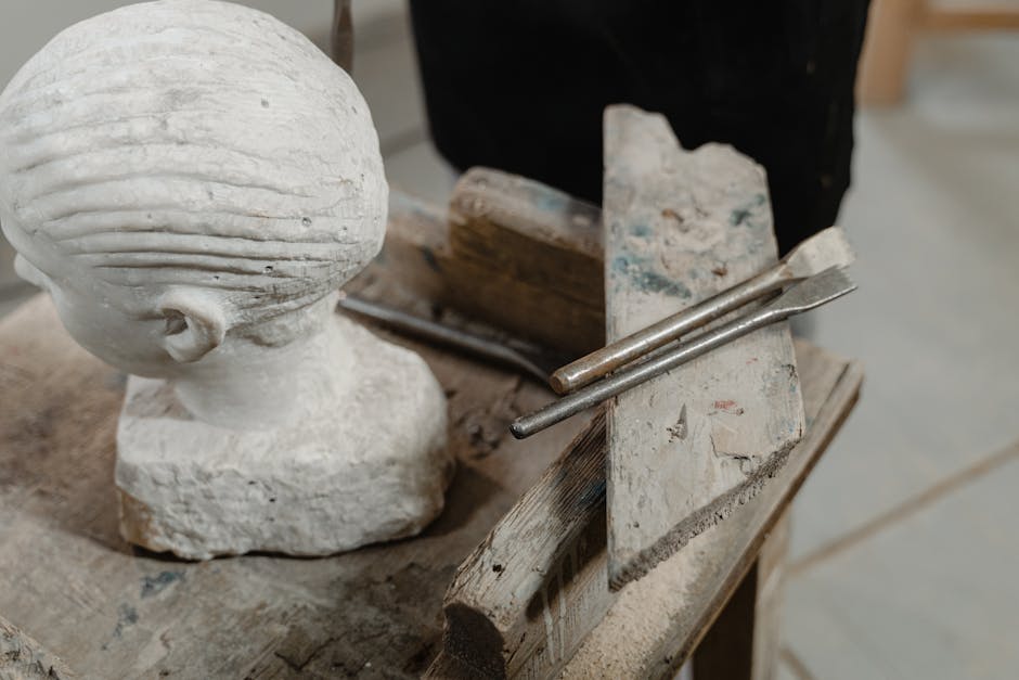 Petit buste en marbre et outils de taille dans un atelier de Mykonos