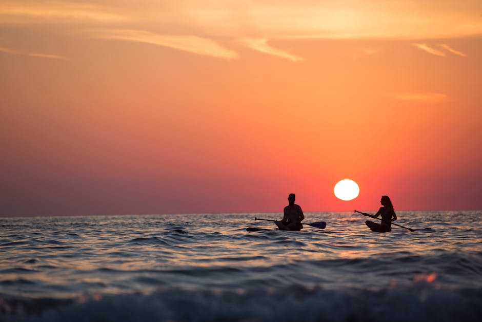 Deux kayakistes pagayant au coucher du soleil sur la mer près de Mykonos
