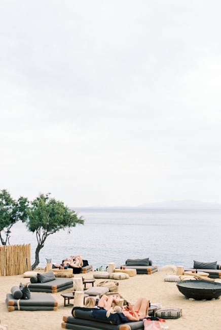 Coussins et banquettes sur une plage tranquille de Mykonos