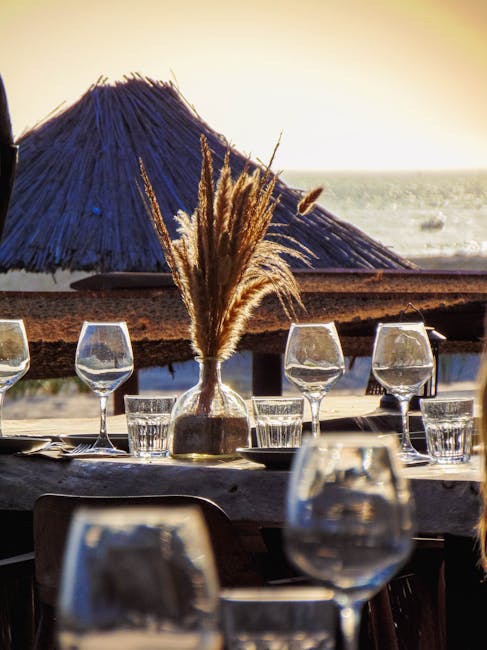 Tafel met glazen en pampasgras bij strandrestaurant op Mykonos