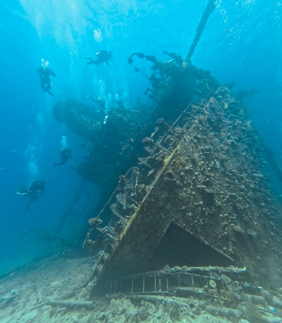 duikers inspecteren het interieur van een wrak bij Mykonos