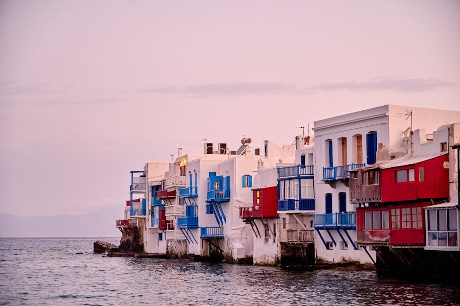 Façades de Little Venice à Mykonos au coucher de soleil rosé