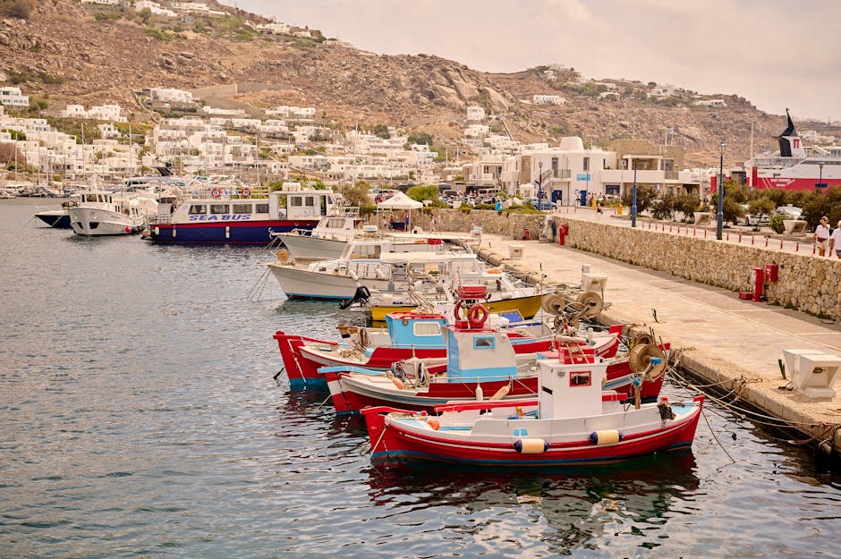 Kleurrijke traditionele vissersbootjes aangemeerd in de haven van Mykonos
