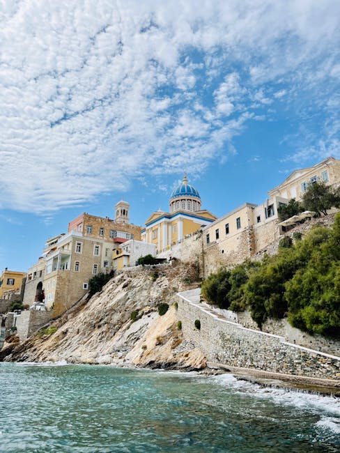 Église néoclassique au dôme bleu dominant la côte de Syros.