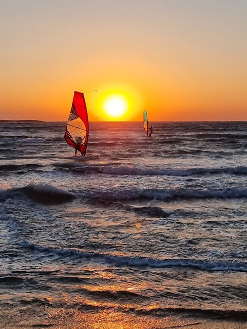 Deux planches à voile silhouettées au coucher de soleil à Mykonos