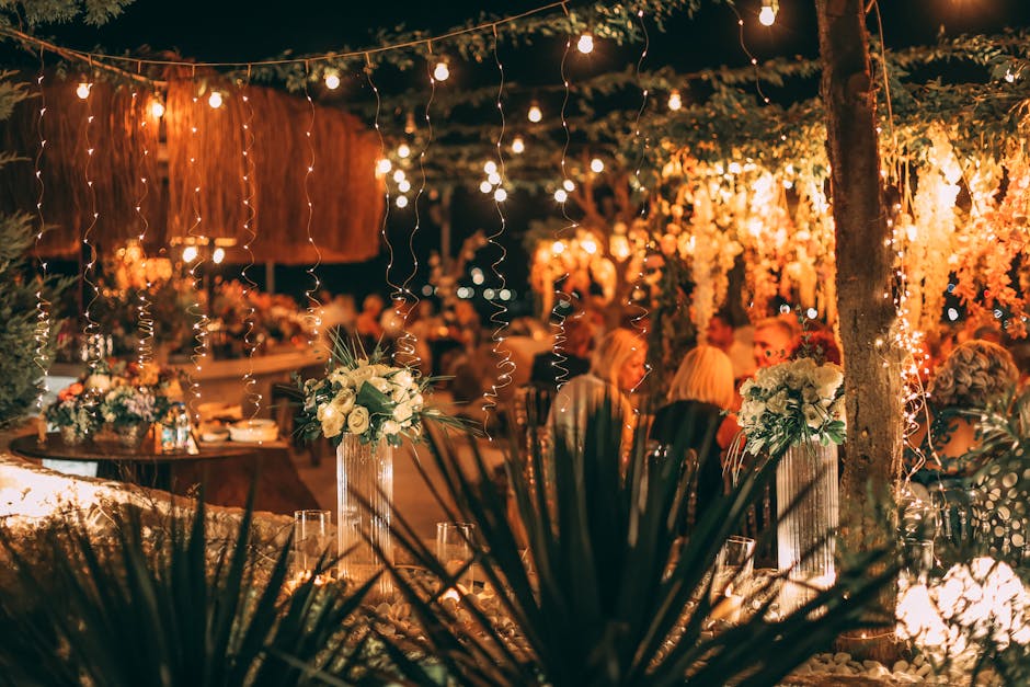 Sfeervol verlichte strandtent met bloemen en lampjes op Mykonos