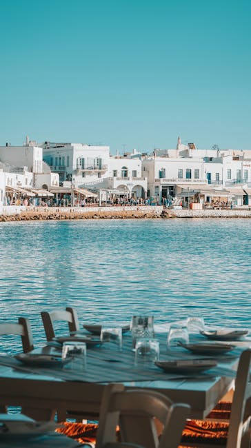 Restauranttafel met bestek en uitzicht op het haventje van Mykonos