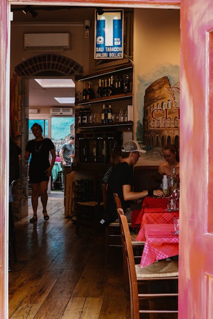 Doorkijk naar gezellig taverna-interieur met gasten aan tafel op Mykonos