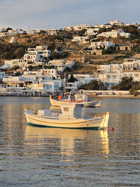 Petits bateaux de pêche flottant dans le port de Mykonos au crépuscule
