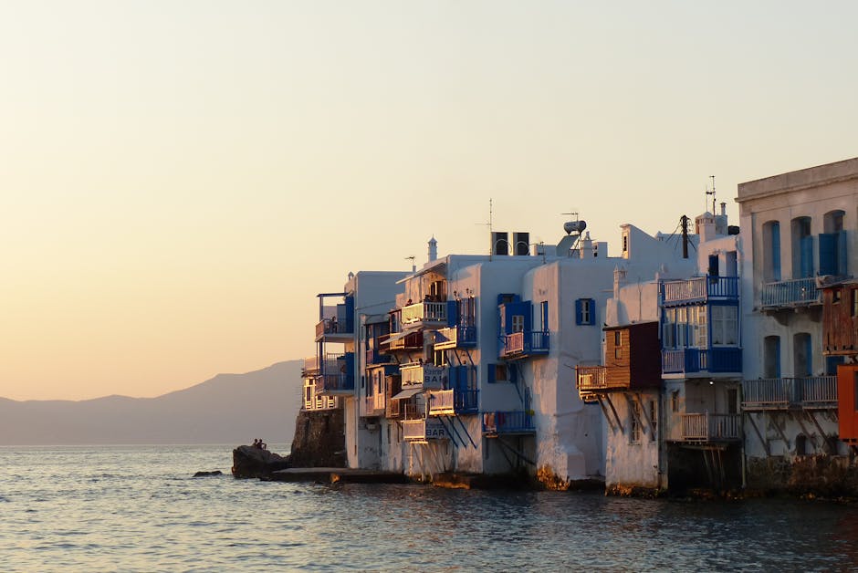 Witte huizen met blauwe balkons in Little Venice, Mykonos bij zonsondergang