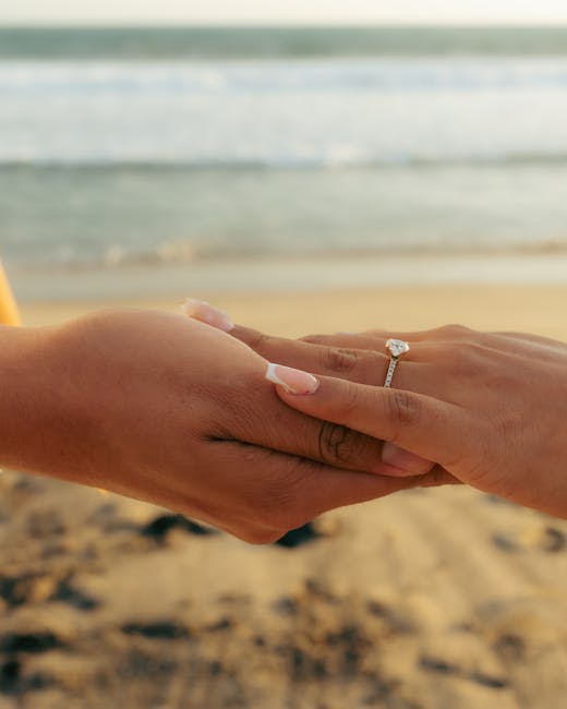 Proposta di matrimonio sulla spiaggia isolata al tramonto a Mykonos