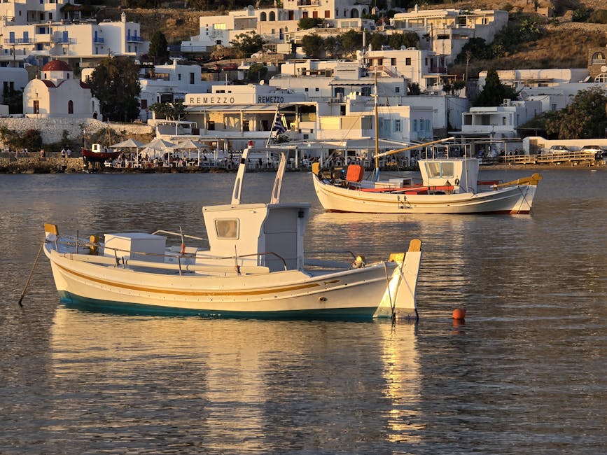 Barques amarrées devant le front de mer de Mykonos baigné de lumière